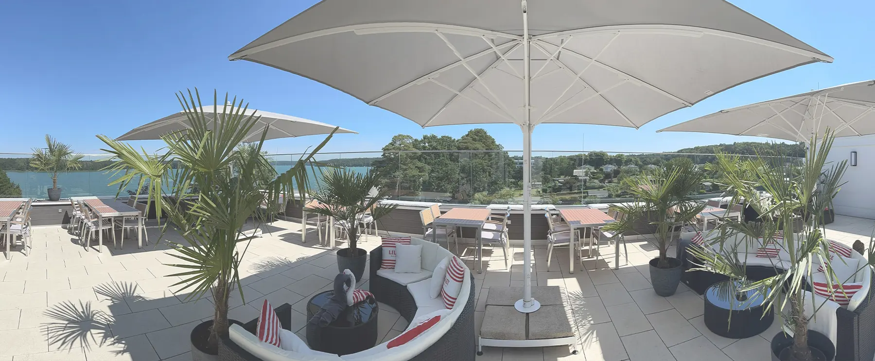 Dachterrasse des Fontane Hotels mit Sonnenschirmen und Blick über den Werbellinsee