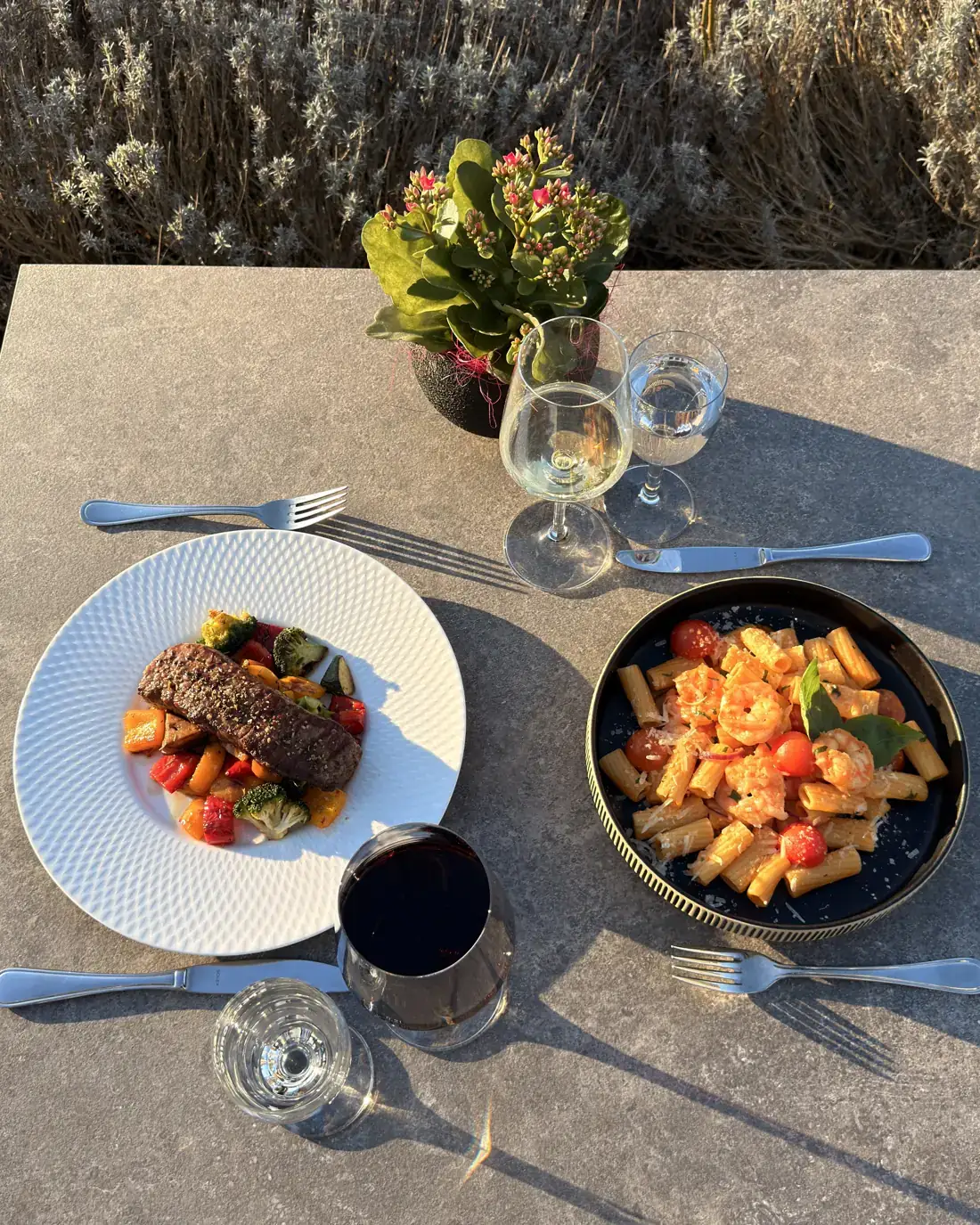 Teller mit regionaler Küche auf der Terrasse am See