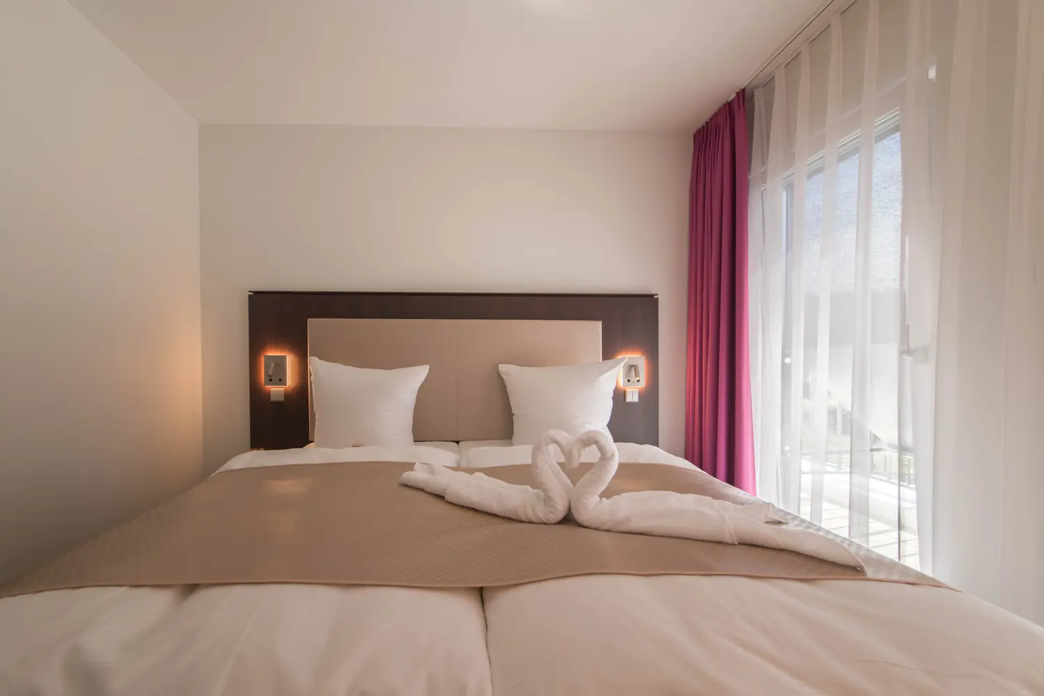 Seeblickzimmer mit Doppelbett und Blick zum Fenster